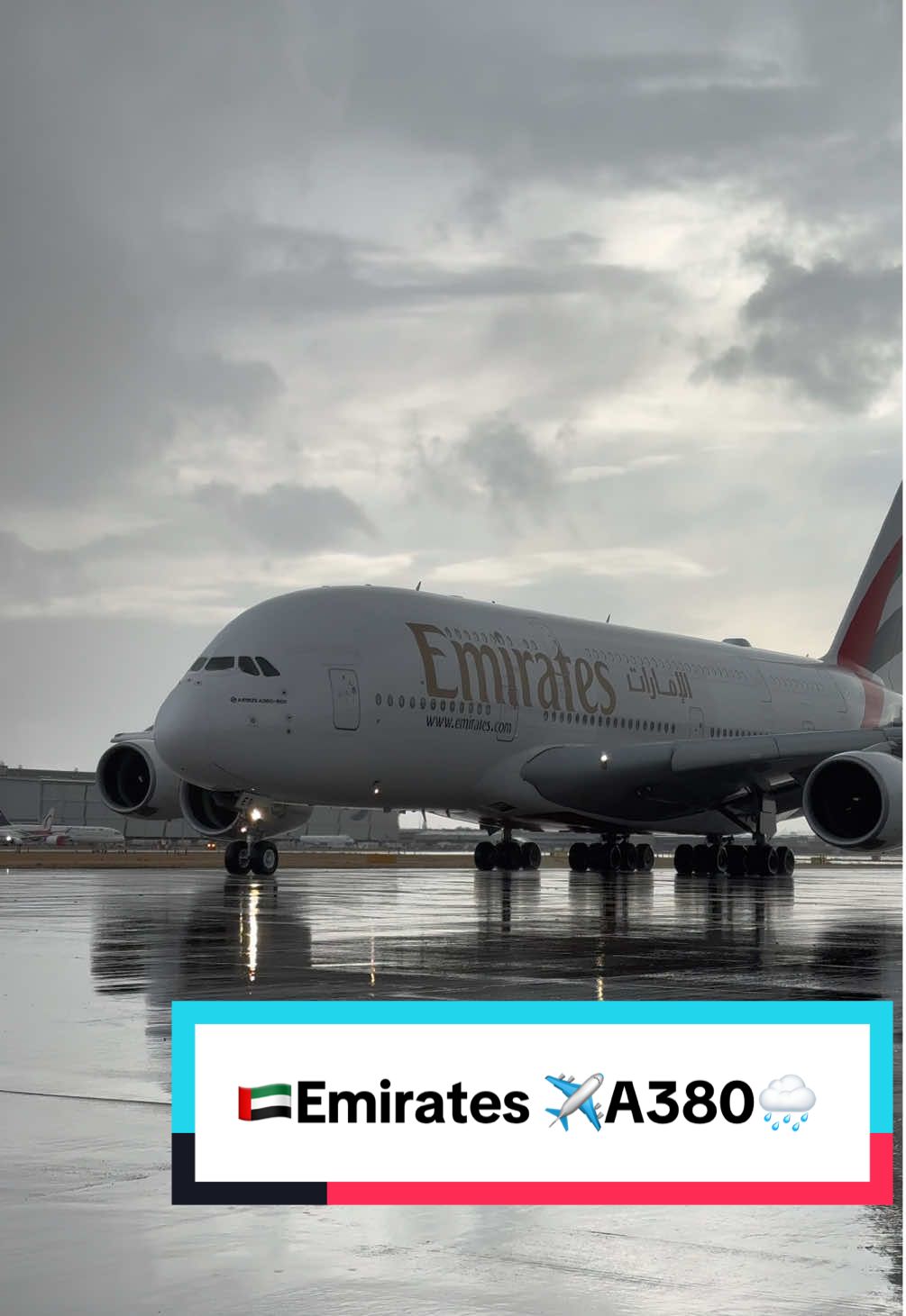 🇦🇪✈️Emirates A380 taxiing in heavy rain at Heathrow 🌧️✈️ #emirates #a380 #heathrow #planespotting #aviation 