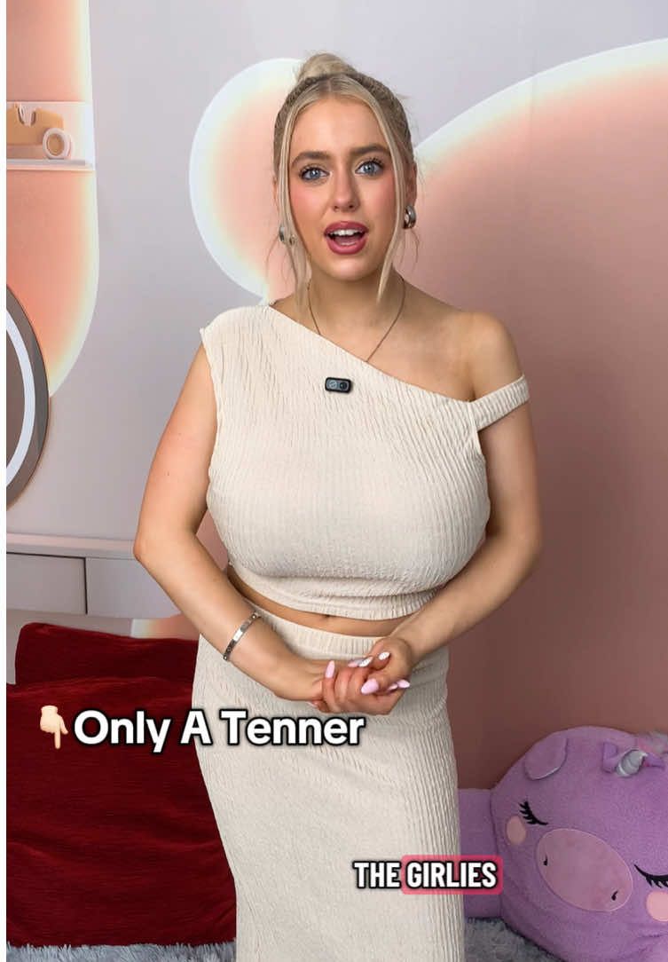 Grab Ur Holiday Vibe! #holidayvibes #holidayoutfit #2pcs #outfitinspo #fypuk🇬🇧📍 