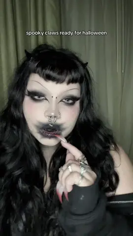 im obsessed w how sharp these claws are omgg