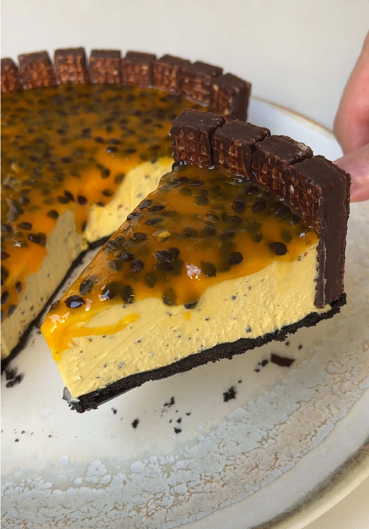 TORTA DE MARACUJÁ COM BIS  Base: 160g de bolacha de chocolate 60g de manteiga 2 caixas de bis Recheio: 1 lata de leite condensado (395g) 200g de suco de maracujá  130g de leite em pó  200g de creme de leite Calda: 2 polpas de maracujá  50g de açúcar  #receitas #receitasfaceis #receitasimples 