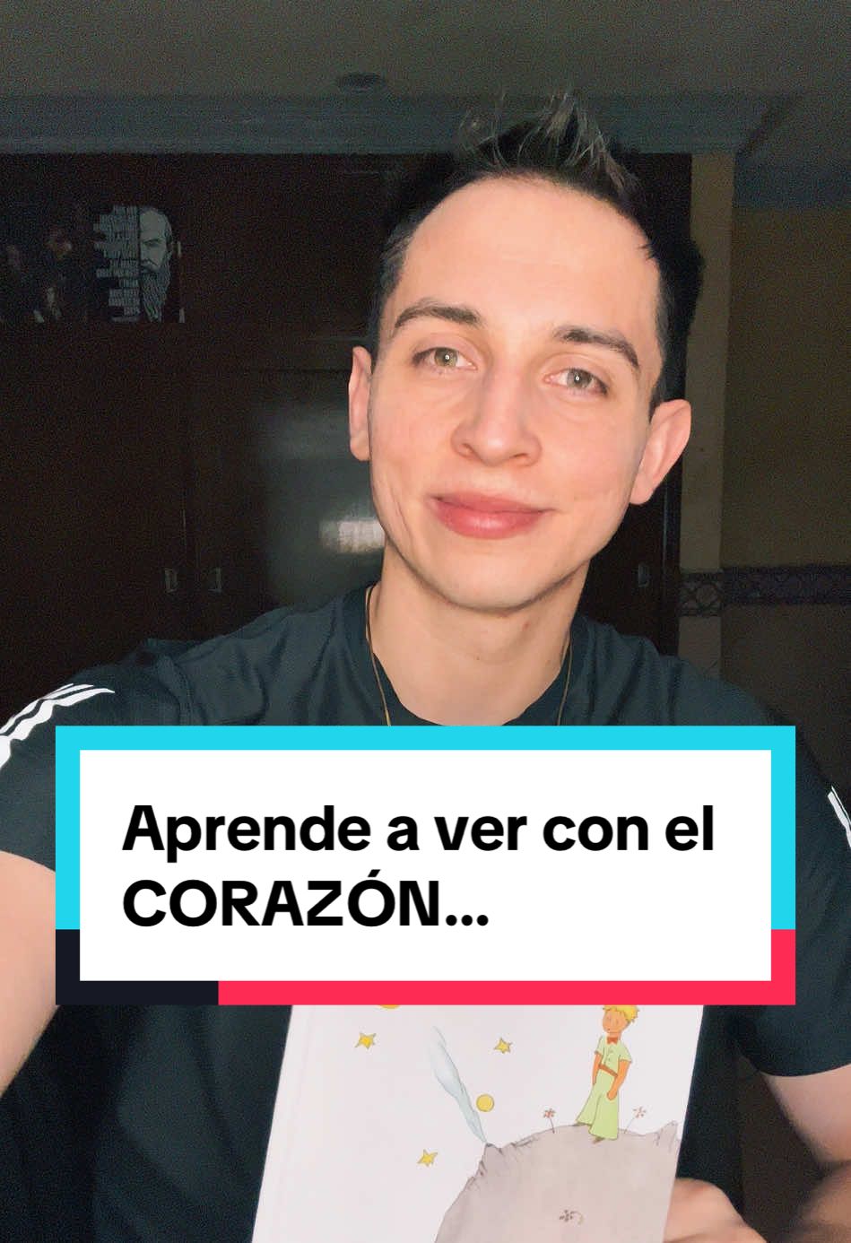 En un mundo lleno de apariencias, olvidamos que lo esencial no se mide con los ojos, sino con el corazón. Esta reflexión del Principito nos invita a mirar más profundo, a descubrir lo invisible que realmente da sentido a la vida: el amor, la fe y la compasión. #BookTok #elprincipito #filosofia #psicologia #espiritualidad 