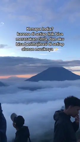 Selain suka lihat sunrise, aku juga suka lagu india🌚🌝🥹 #diengwonosobo #bukitsikunir #bollywood #bollywoodsong #fyp 