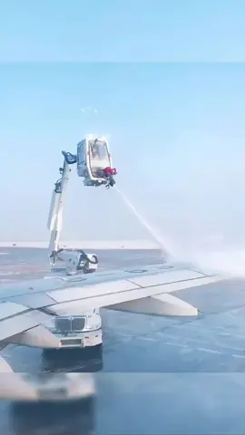 Comment les avion sont nettoyés ? #avion #aviation #ecologie #cleanenergy #airplane 