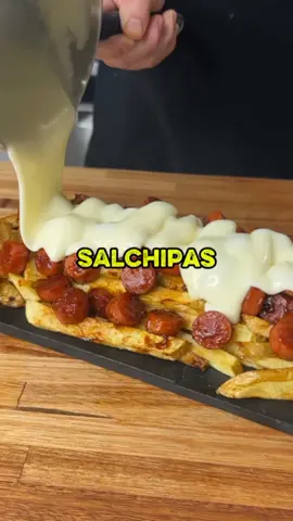 ✨ Descripción sugerida: 😋 ¡La salchipapa más irresistible con lluvia de queso derretido! 🧀🔥 ¿Quién más es #TeamQueso? 💛 🍟 Papas crocantes, salchicha jugosa y ese toque cremoso que enamora 🤤 👇 Dime en los comentarios si la probarías ahora mismo#Salchipapa #ComidaCasera #Foodie #QuesoDerretido 