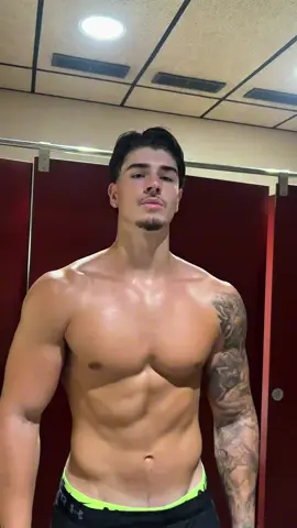 Charme que não se explica, só se sente. 🔥 #fyp #homensbonitos #estilomasculino 