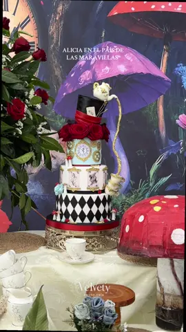🌹✨ ¡Un pastel digno de un cuento! ✨🌹 Nuestra creación inspirada en Alicia en el País de las Maravillas es perfecta para celebrar momentos mágicos y únicos. 🎂💫 Detalles que lo hacen especial: 🃏 Colores de ajedrez en la base ♥️ Toques de cartas  ⏱️ El reloj del Conejo Blanco 🎩 El sombrero del Sombrerero Loco y las tácitas de té. Un pastel que combina fantasía, color y mucha dulzura. 💖 #AliciaEnElPaísDeLasMaravillas #WonderlandCake #cakedecorating  #SombrereroLoco  