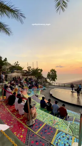 🌅 “Katanya waktu bisa menyembuhkan patah hati… tapi lihat sunset disini, rasanya semua luka ikut tenggelam di ufuk barat.” 👉 Saatnya healing ke Jogja, yuk ikut paket wisata bareng kami! SEWA MOBIL + DRIVER JOGJA ➡️PAKET WISATA JOGJA ➡️GROUP & FAMILY TRIP ➡️SOLO TRIP ➡️PRIVATE TRIP  #wisatajogja  #paketwisatajogja  #obelixseaview 