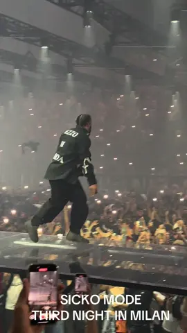 SICKO MODE #drake #draketour #milan #sickomode #sickomode 