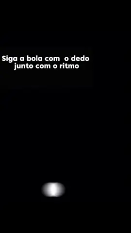 Siga a bola com o dedo junto com o ritmo 