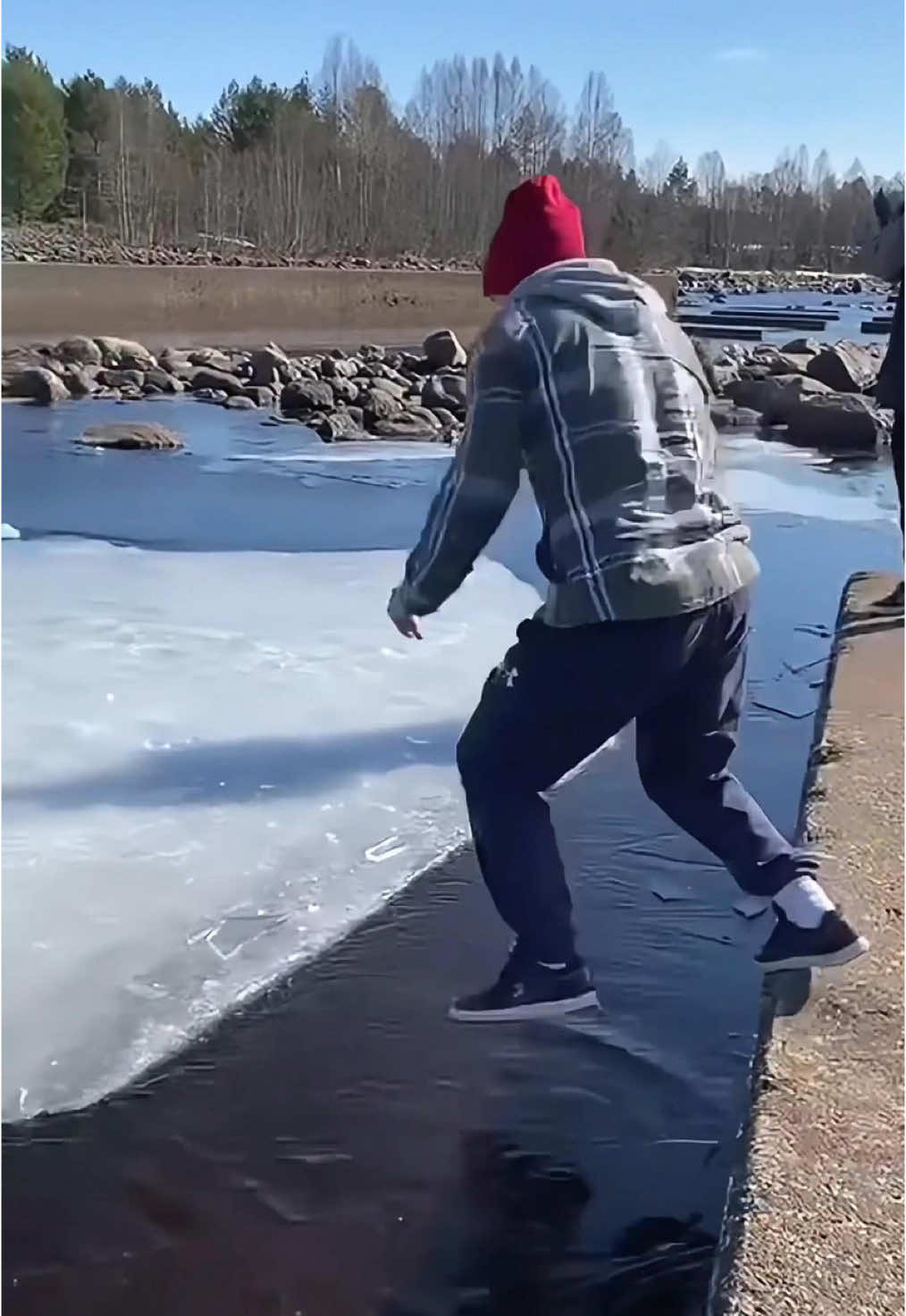 (1 minute) Interesting ice #asmr #satisfyling #ice #snow #fyp #oddlysatisfying 