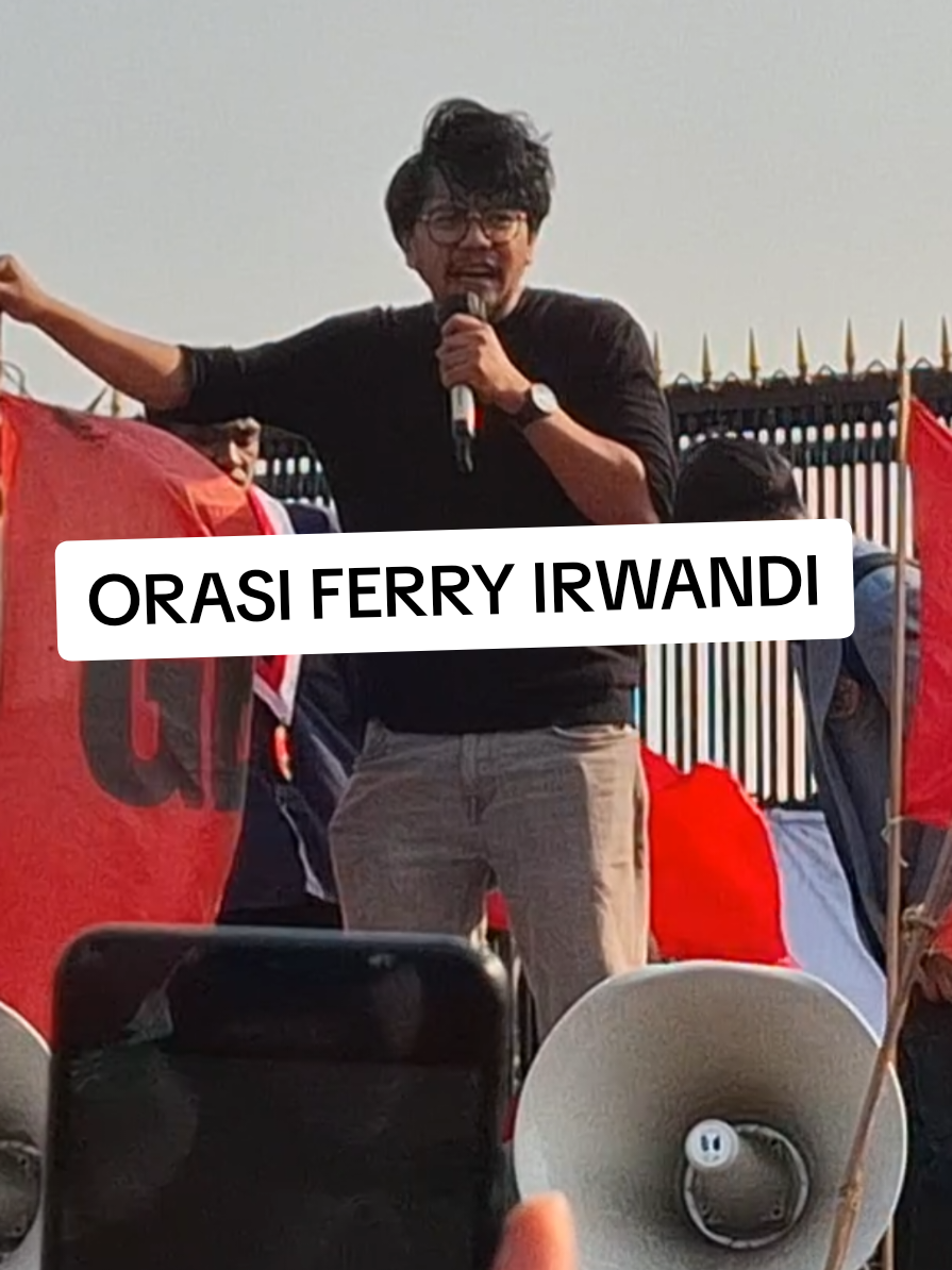 Figur publik, Ferry Irwandi mengikuti aksi unjuk rasa di depan Gedung DPR/MPR, Senayan, Jakarta, Senin (1/9/2025) sore.  Ferry yang mengenakan kaos hitam langsung menyampaikan orasinya dari atas mobil komando.  Dalam orasinya, Ferry meminta agar Pemerintah dan DPR memenuhi tuntutan para massa aksi.  