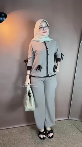Nemu oneset lucu ada kombinasi pita cantik bahan soft knit🤎 #oneset #onesetterbaru #onesetlucu #outfitideas #ootdhijab 