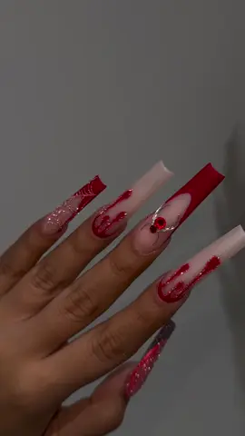 ¡Transforma tus uñas en una obra de arte espeluznante! 💅✨ Este Halloween, dale un toque festivo a tus manos con largas uñas rojas y rosadas, decoradas con figuras doradas que brillan como un hechizo. 🕷️🎃 Desde telarañas hasta pequeñas calaveras, cada detalle hará que tus uñas sean el centro de atención. ¡No olvides usar tu mejor disfraz para completar el look! #DecoraciónDeUñas #HalloweenNails #NailArt #UñasLargas#NailArt  video original de @Nailzval 