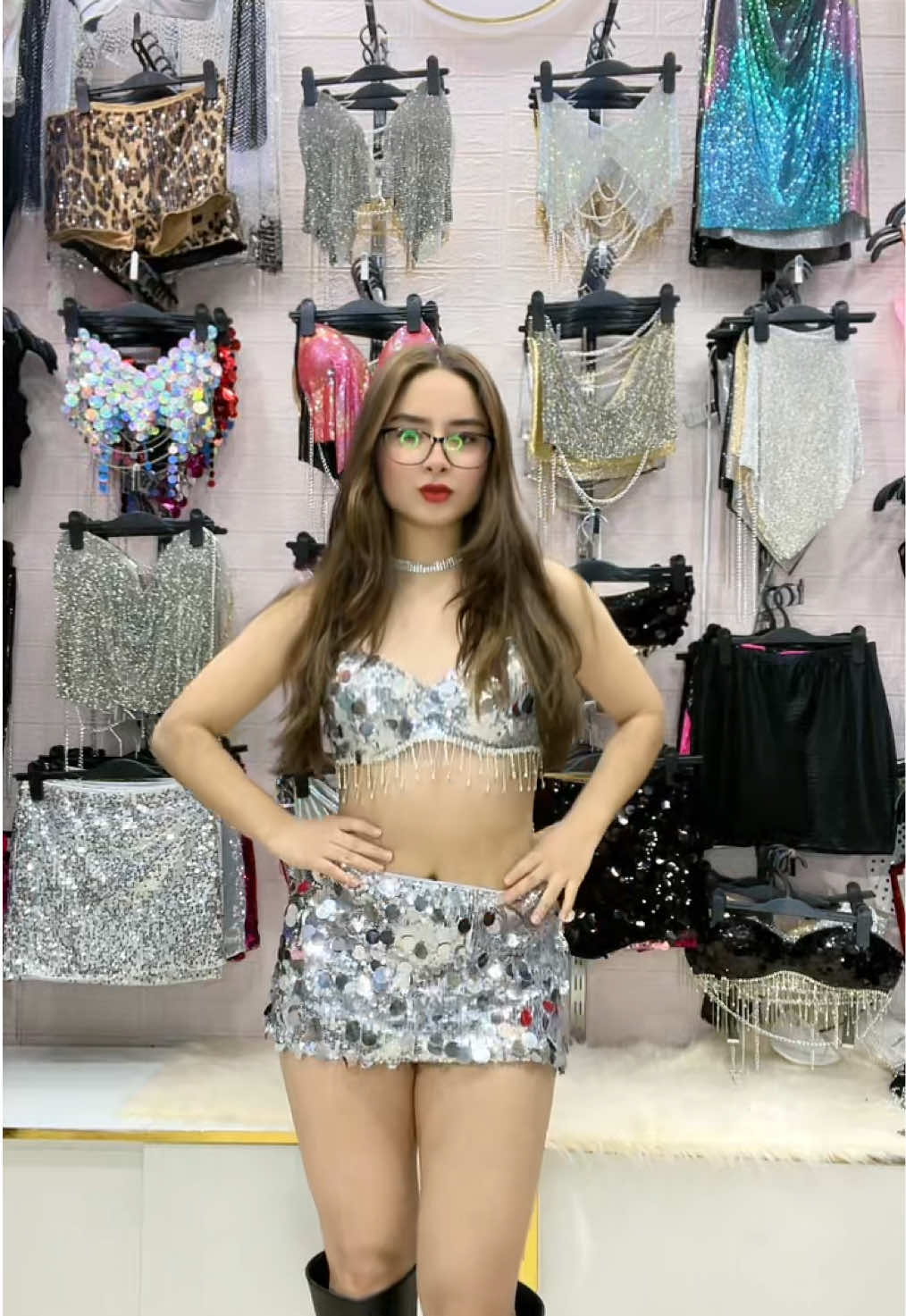 Conjunto lentejuelas 🤍 disponibles en talla S-M  Envíos a todo el 🇵🇪 nos ubicados en el cc Gama pn 077 #faldas #lentejuelas #brillos #fiesta #festivales @𝒜 ༉‧₊˚✧ 