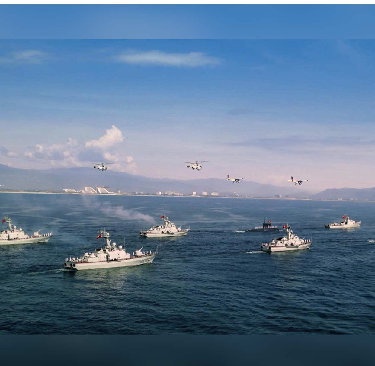 Trong không khí trang nghiêm, tự hào Kỷ niệm 80 năm Cách mạng tháng Tám thành công và Quốc khánh nước CHXHCN Việt Nam, sáng nay, ngày 02/9/2025, tại vùng biển Cam Ranh (tỉnh Khánh Hòa), Quân chủng Hải quân chủ trì tổ chức Diễu binh các lực lượng vũ trang trên biển, với sự tham gia của Hải quân nhân dân Việt Nam, Cảnh Sát biển Việt Nam, Bộ đội Biên phòng, Hải đội Dân quân thường trực cùng nhiều phương tiện, khí tài hiện đại.#vung4haiquan #qdndvn 