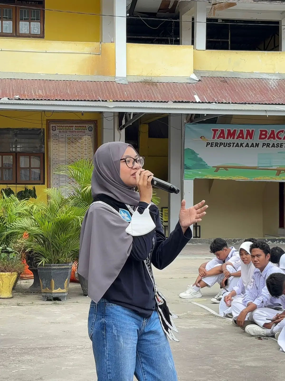 Hari ini sungguh berkesan, senang rasanya bisa berjumpa dengan teman-teman dari SMA Negeri 7 Prasetya Gorontalo. Kehangatan dan semangat kalian membuat suasana terasa hidup dan penuh energi positif. Terima kasih atas sambutan yang luar biasa, tawa yang tulus, dan kebersamaan yang terjalin. Semoga pertemuan ini bukan hanya sekadar perjumpaan, tapi juga awal dari hubungan baik, persahabatan, dan semangat untuk terus belajar serta berkembang bersama.  #TemanSMA  #dutasma2025 @Direktorat SMA 