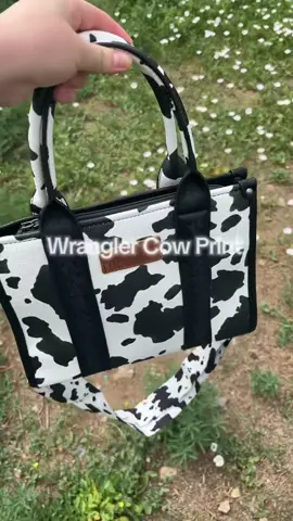 @VaquerasOutfitters  #vaqueraoutfitters #wrangler #wranglertotebags #wranglercowprint #westernbags 