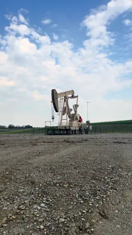 The Barrel Breakdown is back. From 1 barrel of oil (159 L / 42 gal): Gasoline 46.6%, Diesel 29.7%, Jet 10.5%, LPGs 3.7%… plus asphalt, lubes & plastics. The backbone of modern life. #JoeRuffneck #VoiceOfTheWorkingClass #BarrelBreakdown #OilsLife #EnergyTruth