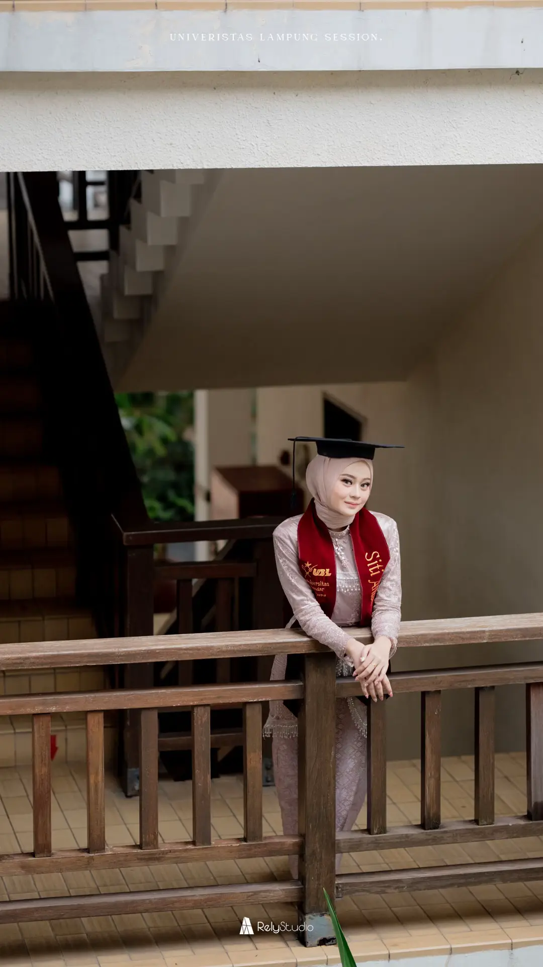 buat kamu yang butuh referensi untuk foto wisuda bisa slide sampe akhir ya!🙌🏻 ____________________________________ #wisuda #graduation #referensifotowisuda #kebayawisuda #lampung 
