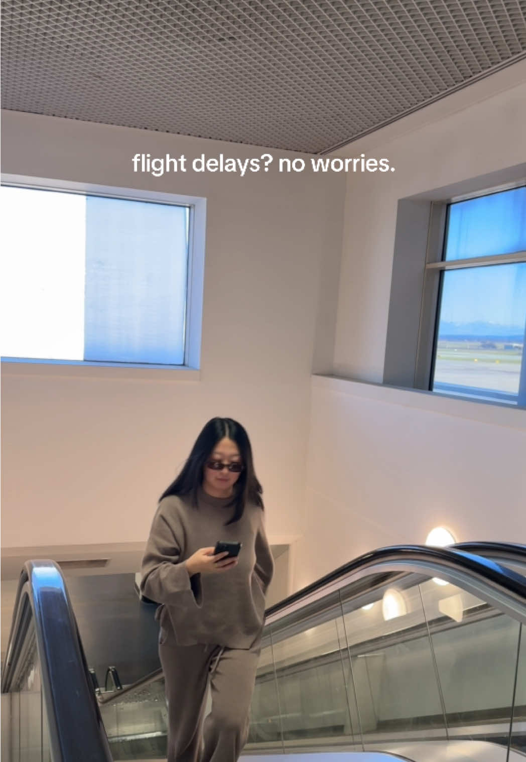 Makeshift stairmasters and comfy loungewear? Say less. ✈️ #hommey #loungewear #traveltiktok #planeoutfit 