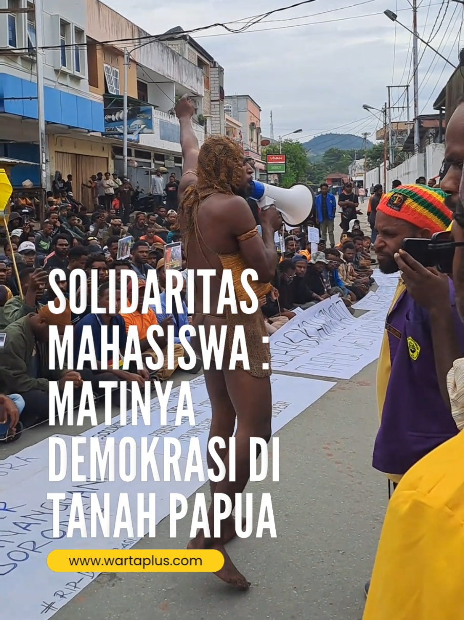 Solidaritas Mahasiswa :  Matinya Demokrasi di Tanah Papua  Aksi demonstrasi mahasiswa Papua Kota Jayapura di lakukan di Lingkaran  Abepura, Kota Jayapura, Selasa (2/9/2025). Aksi ini dikawan aparat kepolisian. Para demonstran membawa berbagai spanduk bertuliskan BUBARKAN PARPOL, RIP HUKUM, OTSUS GAGAL #papua #papuatiktok #tanahpapua #japrax #indonesiagelap 