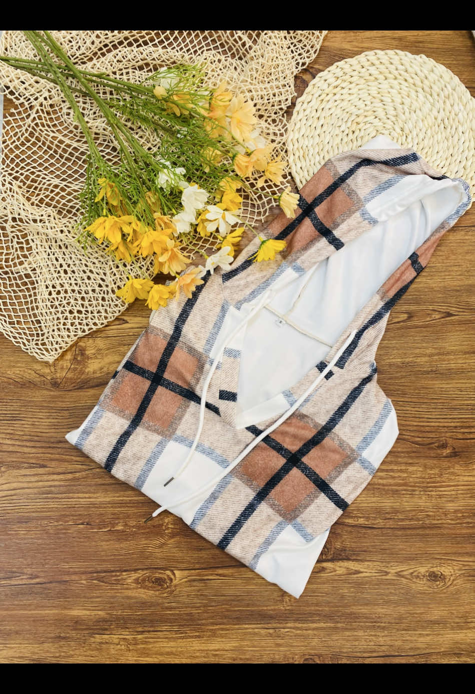 This plaid tunic hides the tummy & flatters every curve 💕 #PlaidTop #OOTDInspo #PlusSizeStyle #WIHOLL_FASHION #WardrobeStaple