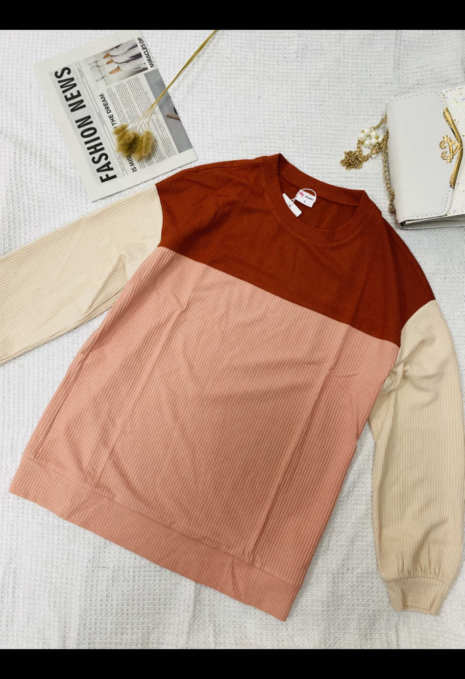 “Fall must-have 🍂 Cozy Color Block Top you’ll wear on repeat!” Hashtags：#FallFashion #CozyStyle #ColorBlockTop #OOTDFall #TikTokMadeMeBuyIt
