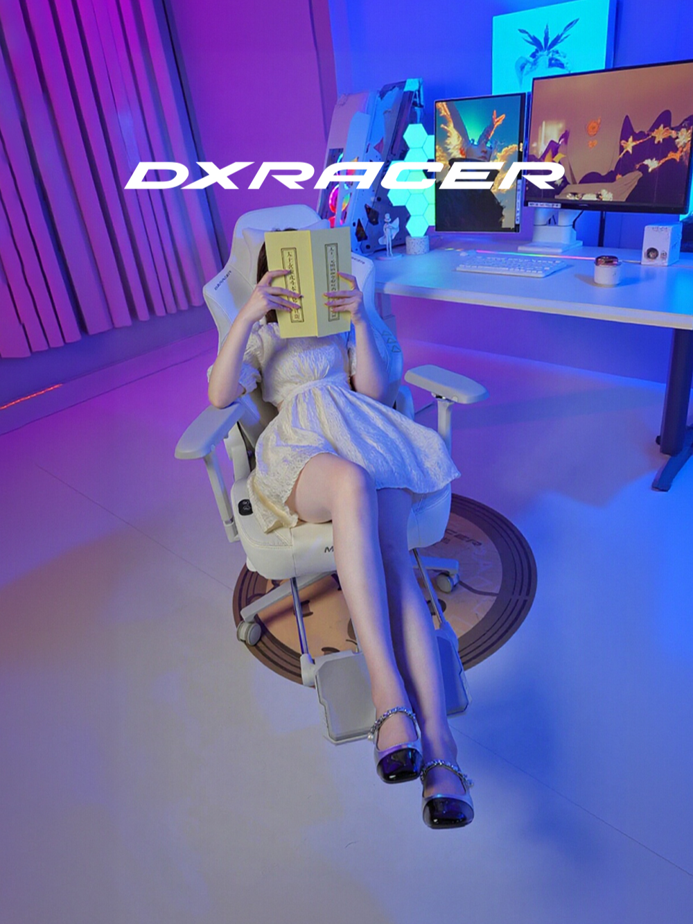 Elevate your comfort game! 🚀 Our Martian Pro footrest seamlessly integrates for ultimate relaxation. Perfect for those long sessions. 👑 #dxracer #martian #gamingchair #footrest #ergonomicchair