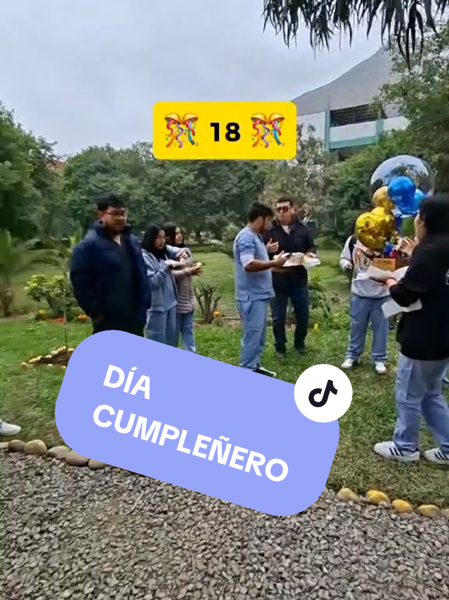 En la UNFV Optometría B25 hemos iniciado una tradición: ¡nadie se salva de que le cantemos en su cumpleaños! 🎂🎤 Aunque algunos son tímidos, al final todos terminamos sonriendo. 💙 Porque celebrar juntos también es parte de la vida universitaria. #unfv #universidad #felizcumleaños  #vidauniversitaria #optometría 