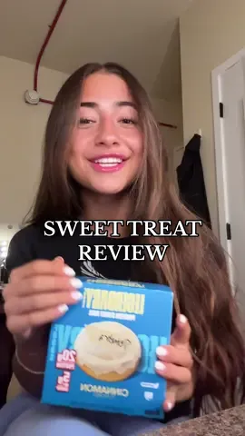 sweet treat review🍦😋 i don’t usually like protein bars or store bought protein treats but wow.🤭🤭 #proteindessert #highprotein #cinnamonroll #healthydessert 