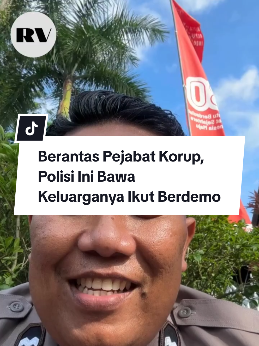 Seorang anggota polisi viral di media sosial setelah membawa keluarganya untuk berdemo. Video tersebut dibagikan oleh akun Instagram @mrgamayel. Dalam narasi video yang ditonton ratusan ribu orang, polisi tersebut mengaku mendukung penuh gerakan masyarakat untuk memberantas pejabat korup.[] #polisi #demo #korupsi #fyp #viral 