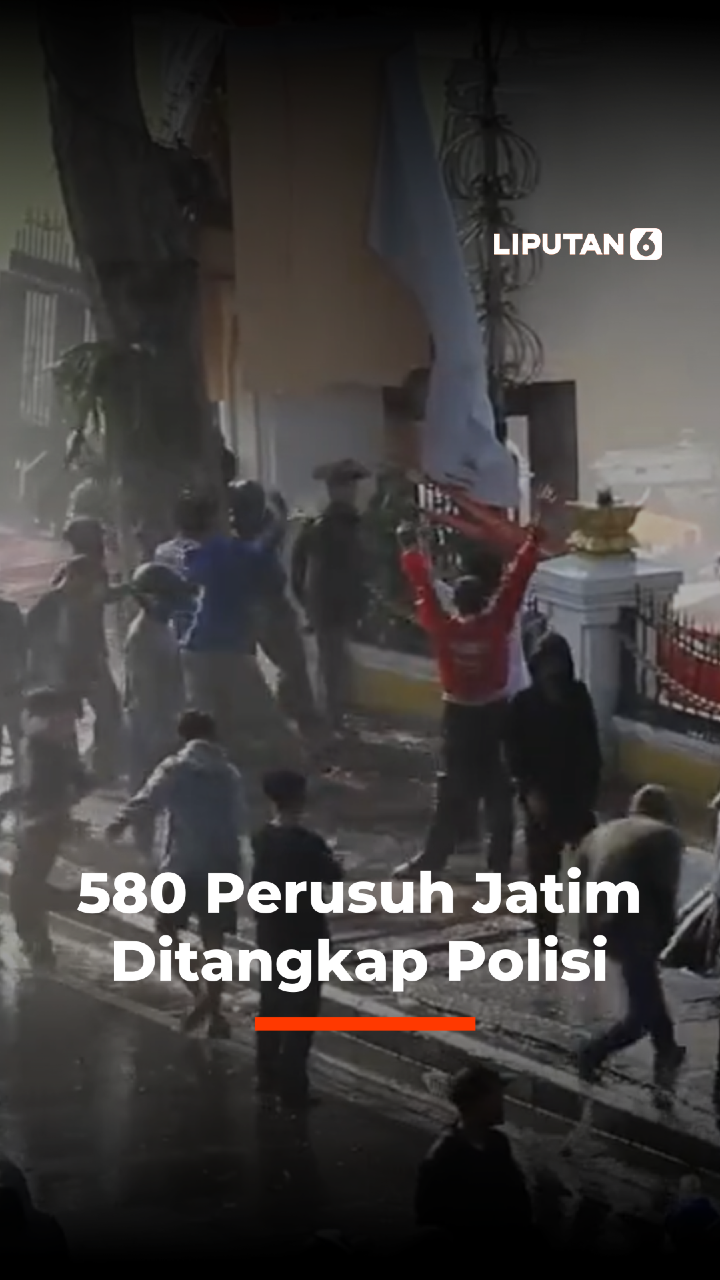 Pasca aksi unjuk rasa anarkis yang terjadi pada 29–30 Agustus 2025 di enam kabupaten/kota di Jawa Timur, Polda Jatim berhasil mengamankan 580 orang perusuh. Mereka terlibat perusakan fasilitas umum hingga pembakaran Gedung Negara Grahadi dan Mapolsek Tegalsari. #liputan6dotcom #Lip6driz #enamplus