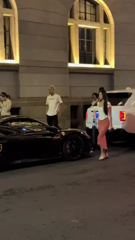 Cô gái xinh đẹp 18 tuổi bước lên chiếc Ferrari SF90 ngay tại cổng khách sạn với vóc dáng tuyệt vời! Chàng trai cao ráo, giàu có và đẹp trai sau tay lái đã đích thân mở cửa xe cho cô, thật ngầu! Người qua đường đều ngoái lại nhìn. #FerrariSF90
