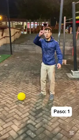 Le enseño a mí amigo un truco viral de internet 🔥🙌🏻 • • #skills #futbol #freestyle #regates #tutorial 
