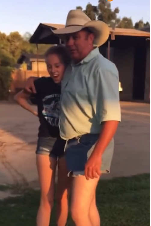 Embarrassing my daughter in public places 🤣🤣#parentinghumor #funnydad #embarrassingkids #familycomedy #pov #relatable #fyp #foryou #viral #dadlife 