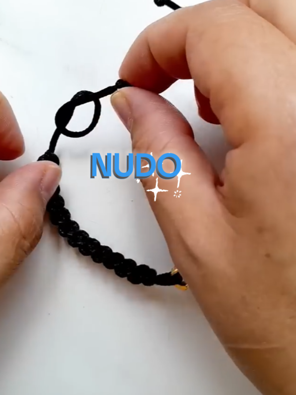 ✨¿Sabías que existen diferentes cierres para pulseras? Hoy te muestro este estilo ajustable 🔗, práctico y fácil de usar 🙌. Ideal para que tus accesorios queden cómodos y seguros. 👉 ¿Te animas a probarlo en tus creaciones? #emprenderonline #bisuteria #bisuteriahechaamano #comohacerpulseras #mujeresemprendedoras 
