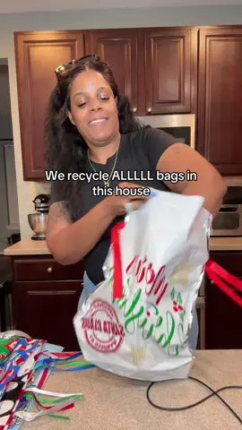 #giftwrapping #giftwrappinghacks #christmaswrappingpaper #giftbags #christmasbags 