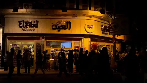 مصر دايمًا تحسها قلب بينبض، مهما مر عليها الزمن. هي البلد اللي فيها القديم والحديث ماشيين جنب بعض من غير ما يلغوا بعض. في القاهرة مثلًا، ممكن تلاقي شارع فيه عمارة من طراز أوروبي قديم بواجهات مزخرفة جنب برج حديث من إزاز بيشع نور. كل ده في مشهد واحد، وكأنك بتتفرج على فيلم فيه طبقات من الزمن عايشة مع بعض. الحيوية في مصر مش بس في المباني والشوارع، لكن في الناس. الصبح تلاقي الحركة في الشوارع زي سيمفونية: صوت البياعين بيندهوا، عربيات رايحة جاية، طلبة في المدارس، موظفين رايحين أشغالهم. وفي وسط الزحمة دي تلاقي ضحكة طفل أو قعدة ناس على قهوة بيفطروا فول وطعمية، تحس إن الحياة ماشية بإيقاعها الطبيعي. وعلى النيل بالليل، القاهرة بتنور من تاني: الكباري مليانة عربيات، والأضواء منعكسة على المية، والمراكب ماشية بأغاني عالية. تحس إن البلد ما بتنامش، وإن دايمًا فيه طاقة متجددة بتخليها واقفة على رجلها مهما حصل. مصر مليانة حياة لأنها ببساطة فيها روح. فيها تاريخ بيحكيلك عن حضارة عظيمة، وحاضر مليان تفاصيل صغيرة بتخلي القلب يدق أسرع. هي بلد لو وقفت في نص شارع فيها، هتحس إنك عايش قصة مش هتتكرر.