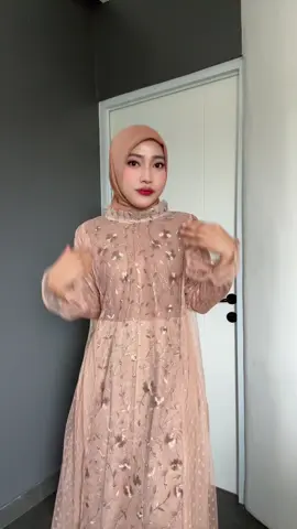 Warna choconya mewah bangett🥹🫶🏻✨ #gamismewah #outfitkondangan #dressbrukat #gamiscantik #hijaboutfit 