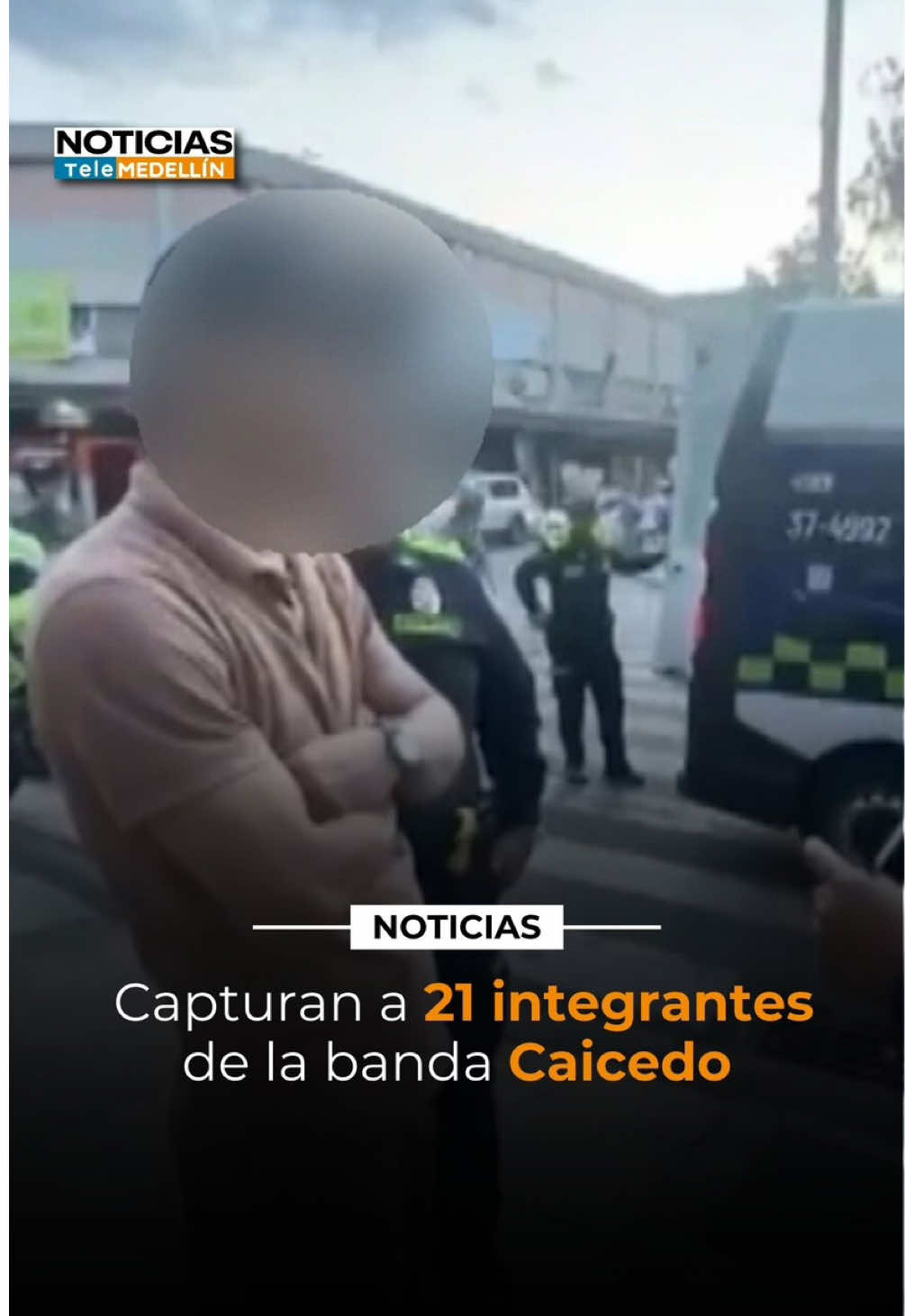 Autoridades dieron un nuevo golpe contra la peligrosa banda delincuencial Caicedo en el centro de Medellín. 21 presuntos integrantes, incluido su cabecilla, alias ‘Alex’ fueron capturados. Entre los detenidos figuran alias ‘Mono’, ‘Jhon’, ‘Zarco’, ‘Ossa’, ‘Ramiro’, ‘Osso’ y ‘Manito’, coordinadores de zona. Estas personas son requeridas por los delitos de extorsión, concierto para delinquir y hurto y están señalados de realizar cobros extorsivos y hurtos en el sector comercio y comunidad en general, en especial en la comuna 10, Parque Berrío, Plaza Botero, Metro Prado, Parque San Antonio, Rojas Pinilla y Raudal. 📲 Vea la información completa en https://telemedellin.tv/ #Noticia #NoticiasMedellín #NoticiasAntioquia #NoticiasColombia