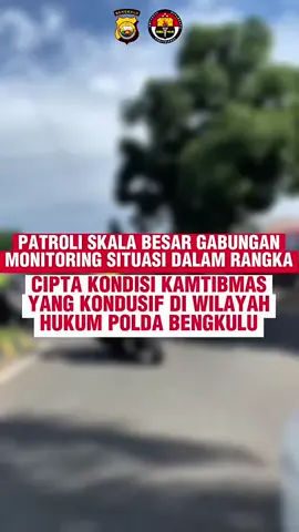 Polda Bengkulu Gelar Patroli Skala Besar, Hadirkan Rasa Aman dan Nyaman Bagi Masyarakat Polda Bengkulu bersama Polres/ta jajaran menggelar Patroli Gabungan Berskala Besar pada Senin (1/09/2025). Kegiatan ini dipimpin langsung oleh Kapolda Bengkulu Irjen Pol. Mardiyono, S.I.K., M.Si., didampingi Wakapolda Brigjen Pol. Dicky Sondani, S.I.K., M.H., pejabat utama Polda Bengkulu serta diikuti Sekda Provinsi Bengkulu, Kasdim 047 Bengkulu, unsur TNI, Pemda, dan OKP. Patroli melibatkan 118 personel, terdiri dari 50 anggota Polri, 20 TNI, 33 Pemda dan 12 OKP. Sebanyak 22 unit kendaraan roda empat dan 32 kendaraan roda dua turut dikerahkan, menyusuri rute strategis Kota Bengkulu mulai dari Mapolda hingga kembali finish di Mapolda. Kapolda Bengkulu Irjen Pol. Mardiyono, S.I.K., M.Si. menegaskan bahwa kegiatan ini merupakan wujud sinergi antara Polri, TNI, Pemda, dan masyarakat untuk menciptakan suasana yang aman dan kondusif. “Kami ingin masyarakat merasakan bahwa aparat hadir bukan hanya sebagai penjaga keamanan, tetapi juga sebagai sahabat yang siap memberikan perlindungan dan kenyamanan,” ungkap Kapolda. Ia juga berharap kegiatan ini dapat semakin memperkuat rasa aman di tengah masyarakat Bengkulu. “Keamanan adalah kebutuhan dasar. Dengan patroli ini, kami ingin masyarakat tenang, anak-anak bisa belajar dengan nyaman, pedagang bisa berjualan dengan damai, dan semua aktivitas berjalan tanpa rasa khawatir,” tegas Kapolda. @listyosigitprabowo @divisihumaspolri @ssdm_polri @spripim.polri @akpol1991_bharadaksa  #polriuntukmasyarakat #kapoldabengkulu #wakapoldabengkulu