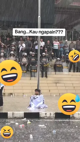 Di balik ricuhnya demo binjai 1september 2025. Abang ini yg paling santai#😂😂😂 #tetaptenang #❤️❤️❤️ Santai walau di guyur hujan😂😂😂 