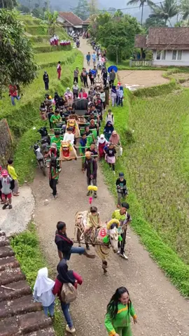 Kemeriahan acara budaya sunda singa depok dang kuda renggong di kampung