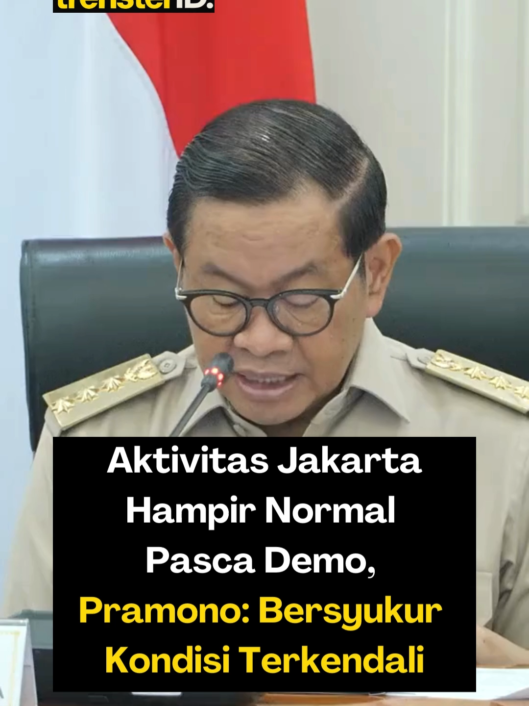 Gubernur DKI Jakarta, Pramono Anung, menyampaikan rasa syukurnya karena aktivitas masyarakat di Ibu Kota kini sudah hampir kembali normal setelah sempat terganggu oleh gelombang unjuk rasa besar beberapa waktu lalu. Menurutnya, pemerintah daerah bersama aparat keamanan berupaya menjaga stabilitas. Meskipun beberapa fasilitas umum masih dalam perbaikan, mobilitas warga, perkantoran, dan layanan transportasi umum kini mulai pulih. Pramono mengapresiasi peran serta masyarakat yang mempertahankan ketertiban, sehingga Jakarta bisa pulih lebih cepat. “Alhamdulillah, Jakarta sudah hampir normal, warga sudah bisa beraktivitas seperti biasa,” tuturnya. Pemprov juga berkomitmen mempercepat pemulihan infrastruktur yang terdampak serta memastikan layanan publik tetap berjalan optimal. Follow : @trensterid @trensterjkt 📹: pramono anung #JakartaNormal #PramonoAnung #GubernurJakarta #PascaDemo #AktivitasJakarta #BeritaJakarta #UpdateJakarta