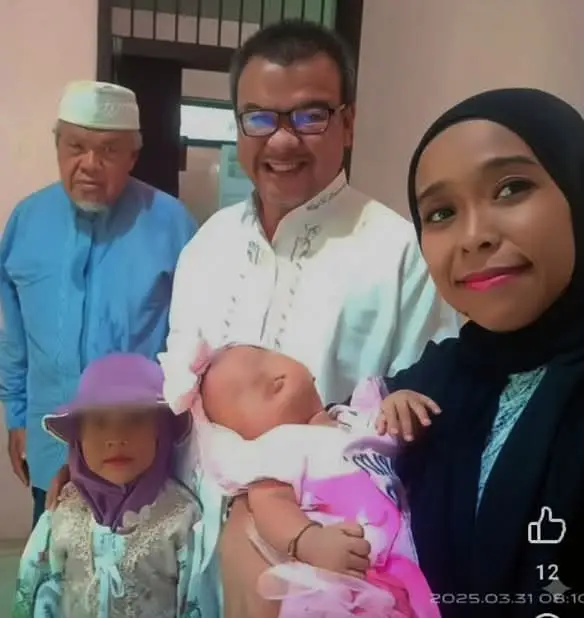 Penemuan mayat 1 keluarga, dari H. Sahroni (pensiun dan pengusaha walet)*. A. Pada hari Senin 01 September 2025, pukul. 17.55 s.d 23.00 WIB, bertempat di rumah pribadi almarhum H. Sahroni, Jl. Siliwangi RT/RW 05/03 Kel. Paoman Kec/Kab. Indramayu, telah ditemukan mayat 1 keluarga, dari H. Sahroni (pensiun dan pengusaha walet). B. Adapun identitas korban dan saksi mata : 1. Korban pertama : - Nama : H. Sahroni bin almarhum H. Toyib  - Usia : 75 tahun - Kelamin : Laki-laki  - Pekerjaan : Pensiunan BJB - Alamat : Jl. Siliwangi RT/RW 05/03 Kel. Paoman Kec/Kab. Indramayu. 2. Korban kedua : - Nama : Budi  - Usia : 45 tahun - Kelamin : Laki-laki  - Pekerjaan : Wiraswasta  - Status : K2 - Alamat : Jl. Siliwangi RT/RW 05/03 Kel. Paoman Kec/Kab. Indramayu. 3. Korban ketiga (Istri Budi) - Nama : Euis  - Usia : 40 tahun  - Kelamin : Perempuan  - Pekerjaan : IRT  - Status : Istri almarhum Budi - Alamat : Jl. Siliwangi RT/RW 05/03 Kel. Paoman Kec/Kab. Indramayu. 4. Korban keempat : - Nama : Ratu - Usia: 7 tahun - Kelamin : Perempuan  - Status : Anak pertama almarhum Budi - Alamat : Jl. Siliwangi RT/RW 05/03 Kel. Paoman Kec/Kab. Indramayu. 5. Korban kelima : - Nama : Bela  - Usia : 8 Bulan - Kelamin : Perempuan  - Status : Anak kedua almarhum Budi - Alamat : Jl. Siliwangi RT/RW 05/03 Kel. Paoman Kec/Kab. Indramayu. 6. Saksi pertama : - Nama : Titin - Usia : 50 tahun  - Kelamin : Perempuan  - Status : Keponakan almarhum H. Sahroni (Korban pertama). - Alamat : Jl. Siliwangi RT/RW 05/03 Kel. Paoman Kec/Kab. Indramayu. 7. Saksi kedua : - Nama : Ema  - Usia : 45 tahun  - Kelamin : Perempuan  - Status : Tetangga almarhum H. Sahroni (Korban pertama) - Alamat : Jl. Siliwangi RT/RW 05/03 Kel. Paoman Kec/Kab. Indramayu. 8. Saksi ketiga : - Nama : Nana  - Usia : - - Kelamin : Laki-laki  - Pekerjaan : Tukang bangunan (Ibu Ema) 9. Saksi keempat : - Nama : Apriana - Usia : 24 - Kelamin : Perempuan  - Status : Anak dari Ema - Alamat : Jl. Siliwangi RT/RW 05/03 Kel. Paoman Kec/Kab. Indramayu. C. Petugas evakuasi : 1. Babinsa Ramil 1601/Indramayu, Sertu Nurjono 2. Kapolsek Indramayu, AKP Indrie Hapsari, SH beserta anggota  3. Tim Inavis Polres Indramayu  4. Pihak kelurahan Paoman D. Kronologis kejadian : - Pada pukul. 17.55 WIB, Sdri. Ema di hubungi oleh Sdri. Titin dikarenakan Sdri. Titin dimintai tolong oleh besan dari almarhum H. Sahroni, dikarenakan sudah 3 hari (Sabtu, 30 Agustus s.d 01 September 2025), tidak dapat dihubungi, pasca menerima telfon tersebut, Sdri. Ema beserta Sdri. Apriana dan Sdr. Nana menuju ke rumah pribadi almarhum H. Sahroni dengan kondisi rumah terkunci rapat. - Kemudian para saksi mencoba masuk dengan cara mencongkel pintu rumah almarhum, setelah berhasil membuka pintu rumah almarhum, kemudian para saksi melakukan pencarian dibeberapa ruangan rumah. - Pasca pencarian di seluruh ruangan rumah tidak dapat menemukan para korban, kemudian para saksi mencoba menuju ke gudang belakang rumah, dan para saksi menemukan segunduk tanah, dikarenakan para saksi merasa penasaran maka para saksi mencoba mengkorek-korek gundukan tanah tersebut dan ditemukan sebuah kaki, kemudian para saksi menghubungi pihak kepolisian. - Pada pukul. 18.30 WIB, pihak kepolisian tiba dilokasi dan langsung melakukan olah TKP. - Pada pukul. 22.30 WIB, olah TKP selesai, serta seluruh jenazah di evakuasi untuk melakukan autopsi dan pemeriksaan lebih lanjut di RS. Bhayangkara Losarang. E. Hasil sementara olah TKP : 1. Ditemukan kondisi rumah sudah tidak beraturan. 2. Ditemukan banyak bercak darah berceceran. F. Adapun yang dapat dilaporkan :  - Telah ditemukan 5 korban meninggal dunia (1 keluarga) yang diduga merupakan korban tindak kekerasan. Perkara dalam penanganan pihak kepolisian untuk penyelidikan lebih lanjut. - Motif pembunuhan masih dalam penyelidikan oleh pihak kepolisian. #indramayuinfo #indramayuviral #paomanberduka 