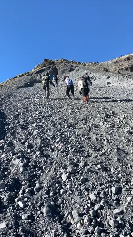 Mentah lagi nih cess” kuh #rinjani #gunungrinjani #mentahan 