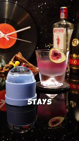 The ice ball is the slow clock of a summer night.🧊🥃#ice #icesphere #iceball#drink #whiskey   