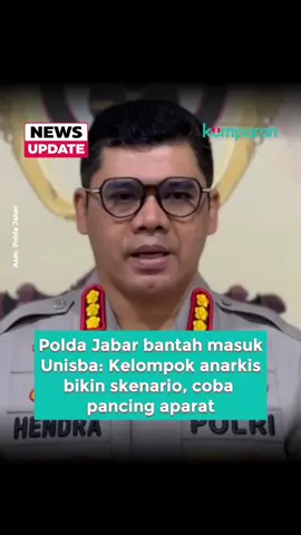 Polda Jabar memberikan klarifikasi terkait narasi yang ramai di media sosial soal polisi menyerang kampus Unisba, Bandung. Kabid Humas Polda Jabar, Kombes Pol Hendra Rochmawan, menegaskan bahwa yang sebenarnya terjadi adalah patroli gabungan TNI-Polri berskala besar membubarkan kelompok anarko di depan Unisba, Senin malam hingga Selasa dini hari (2/9). Saat patroli, petugas menemukan tumpukan batu, kayu, hingga ban terbakar, sementara kelompok berbaju hitam diduga anarko menutup jalan dan membuat blokade di Tamansari. Menurut Hendra, kelompok tersebut sengaja merancang skenario provokatif dengan memancing petugas mundur ke arah kampus agar tercipta kesan polisi menyerang Unisba. Bahkan, anarko disebut melempar molotov ke arah tim patroli dan kendaraan Brimob. Gas air mata yang ditembakkan di jalan raya tertiup angin hingga ke area parkiran Unisba, sehingga memunculkan framing di media sosial seolah-olah polisi masuk kampus, menembakkan peluru karet, dan membawa senjata. Hendra menegaskan narasi itu hoaks, karena faktanya jarak petugas sekitar 250 meter dari kampus, dan tak ada satu pun polisi yang masuk ke dalam area Unisba. Setelah situasi di Jalan Tamansari bisa dikendalikan, kelompok anarko bubar dan kondisi kembali aman. Polda Jabar memastikan tidak ada tembakan yang diarahkan ke kampus, semua diarahkan ke jalan raya tempat massa berbaju hitam berkumpul. Pesan redaksi: Demonstrasi merupakan hak warga negara dalam berdemokrasi. Untuk kepentingan bersama, sebaiknya demonstrasi dilakukan secara damai tanpa aksi penjarahan dan perusakan fasilitas publik. 📸: Dok. Polda Jabar. Follow WhatsApp Channel kumparan untuk dapat Informasi terpercaya dikirim langsung ke WhatsApp kamu. Ketik kum.pr/WAchannel di browser kamu sekarang, agar bisa share informasi tanpa ragu. #newsupdate #update #news #vidol #unisba #poldajabar #bandung #hoaks #gasairmata #tnipolri #hendrarochmawan #indonesia #info #beritaterkini #berita #infoterkini #bicarafaktalewatberita #kumparan