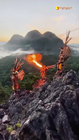 Kearifan lokal suku Dayak, dibalut dengan aksesoris burung Rangkong atau disebut burung Enggang. Filosofi burung Enggang sendiri bermakna sebagai satu tanda kedekatan masyarakat Dayak dengan alam sekitarnya. Seluruh bagian tubuh Burung Enggang digunakan sebagai simbol kebesaran dan kemuliaan suku Dayak, melambangkan perdamaian dan persatuan, sayapnya yang tebal melambangkan pemimpin yang selalu melindungi rakyatnya. Sedangkan ekor panjangnya dianggap sebagai tanda kemakmuran rakyat suku Dayak. . . #indonesia🇮🇩 #nature #kalimantan #photography #fyp 
