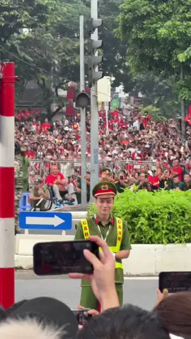 Đang quay khối diễu binh thì va phải anh Công An thân thiện dễ thương 🥰 